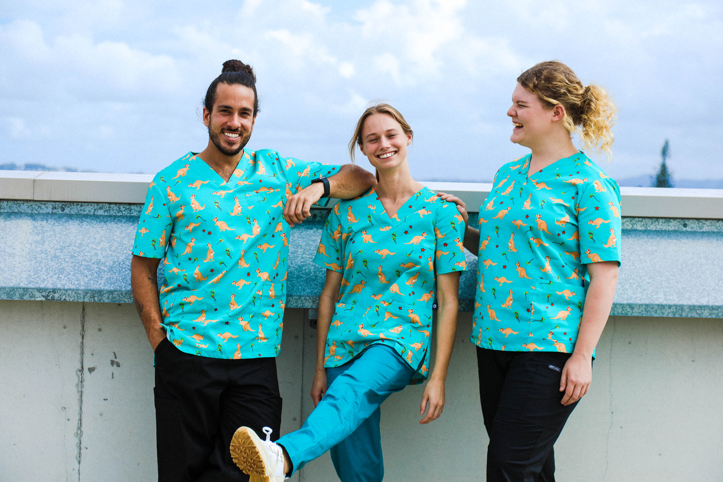 Xmas Kangaroo Paws  - Women's Printed Scrub Top