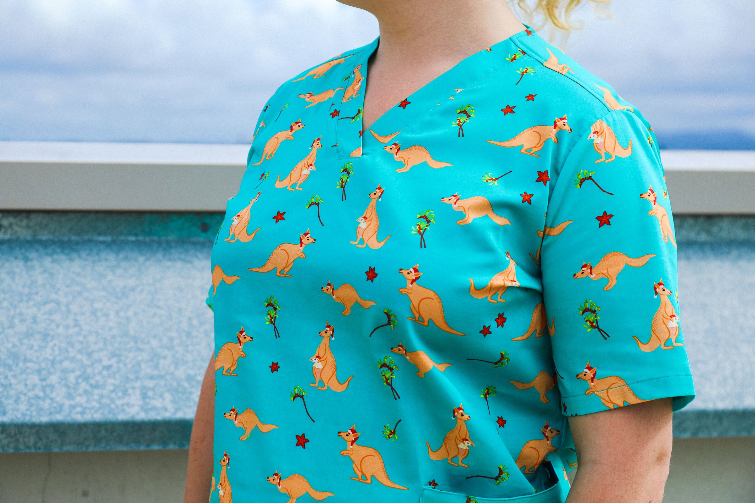 Xmas Kangaroo Paws  - Women's Printed Scrub Top